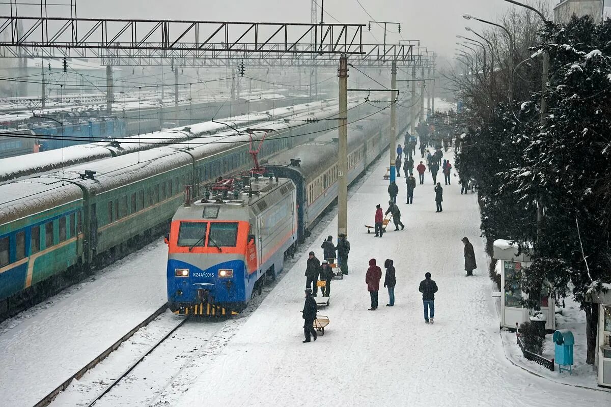 Поезд тараз. Пассажирские вагоны КТЖ. Железнодорожный вокзал в Казахстане. Железнодорожный транспорт Казахстана. Поезд зимой в Казахстане.