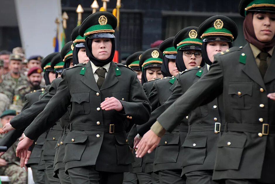 Военная форма особенности. Военная форма. Современная форма армии. Парадная форма военнослужащих. Современная Военная форма.