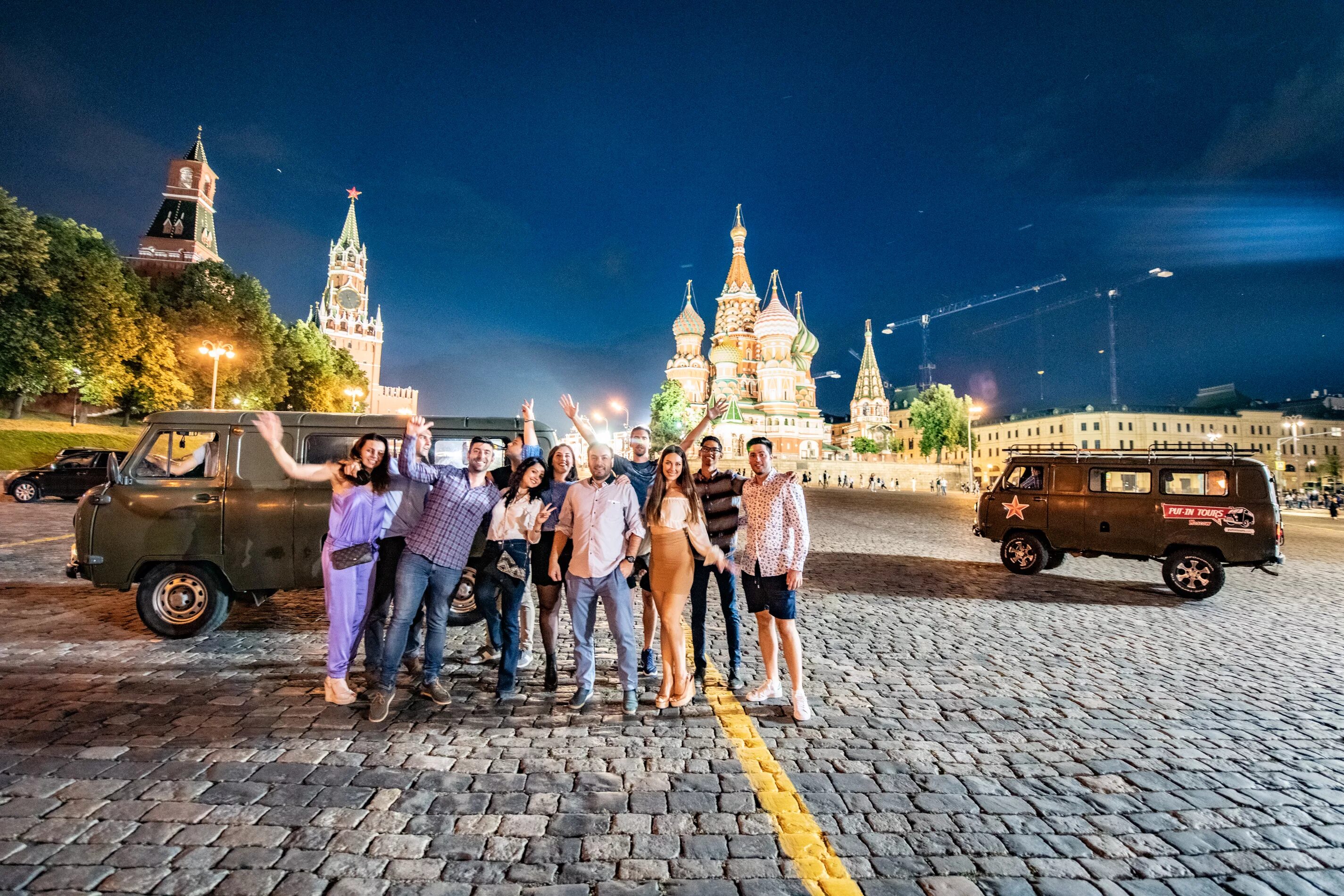 Москва после каникул. Экскурсионный туризм. Экскурсия. Экскурсия по городу. Туристы на экскурсии.