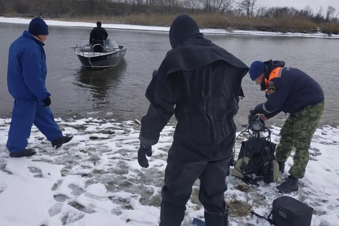 Водолазы вытаскивают утопленника. Водолазы достали из реки тело мужчины. Водолаз спасатель.