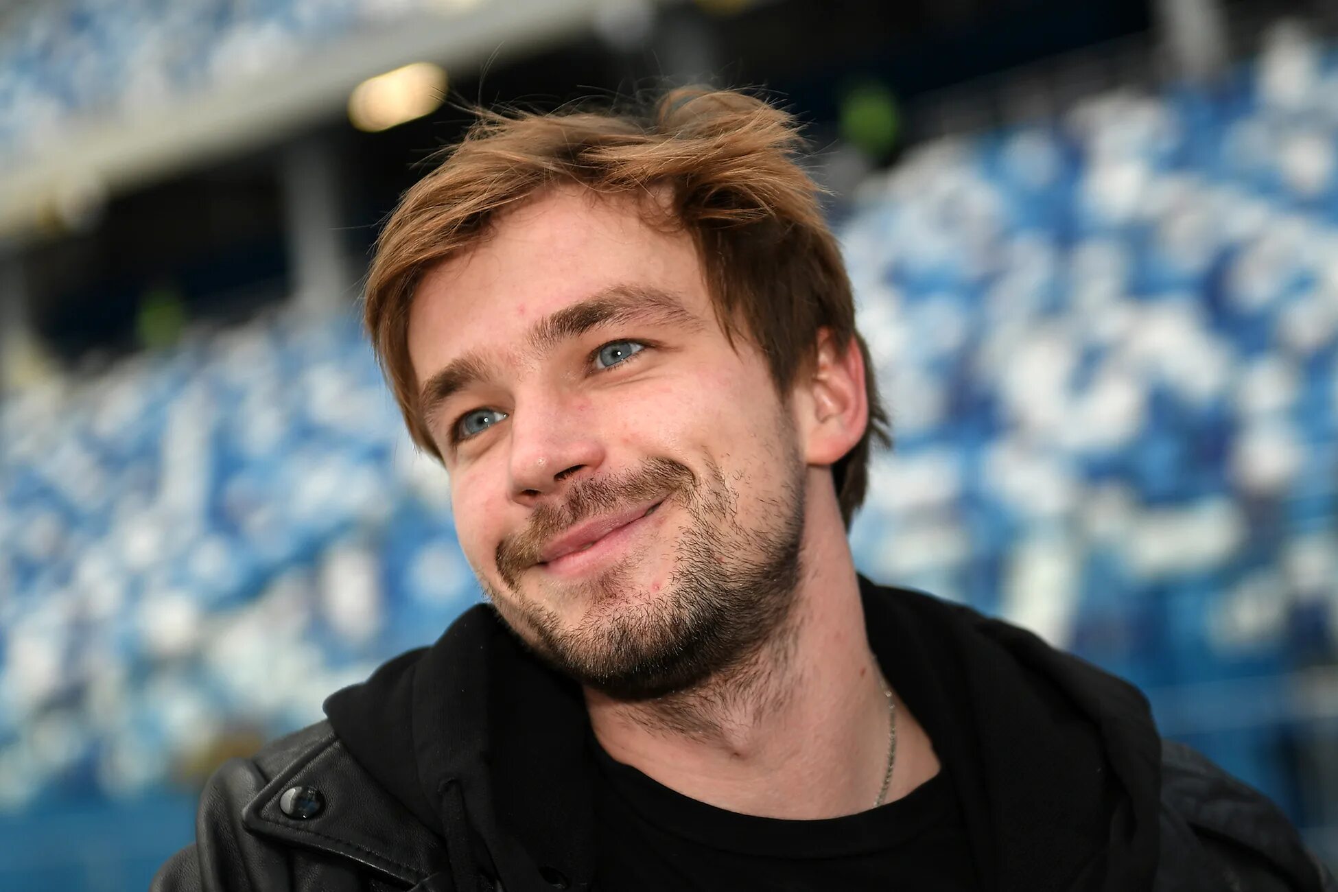 кумиры нынешней молодежи. картинки для подростков. стиль билли айлиш 2020. алексей воробьев 2007. современная компания подростков.