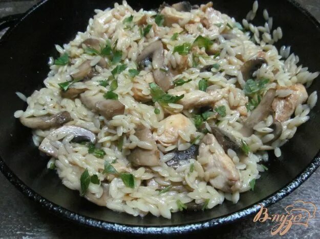 Паста орзо с курицей и грибами
