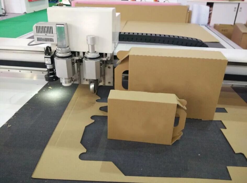 лазерный станок для резки картона. каттер планшетный режущий плоттер. лазерная резка гофрокартона. плоттер iecho bk. сольвентные широкоформатные принтеры.