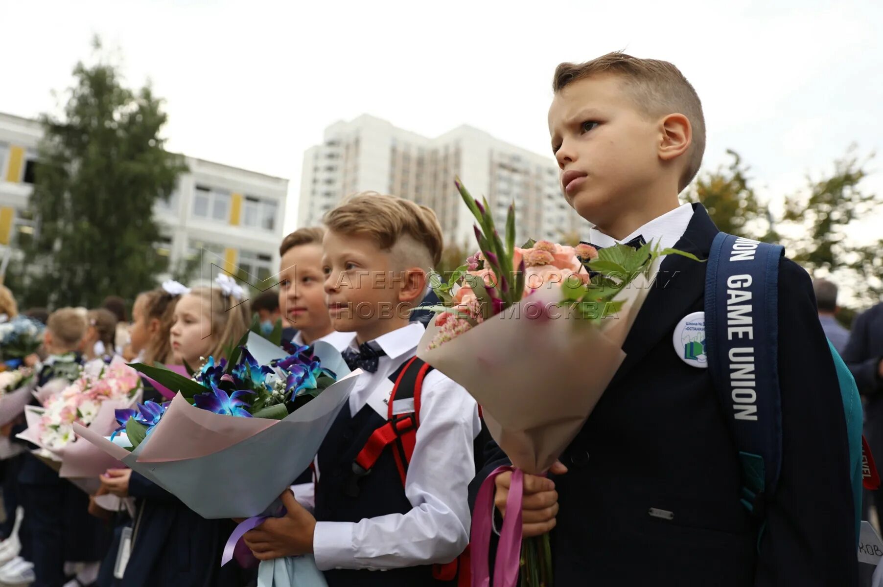 День знаний школьники. Первоклассник. 1 Сентября дети. Мальчик в школе. Устроить ребенка в школу в москве