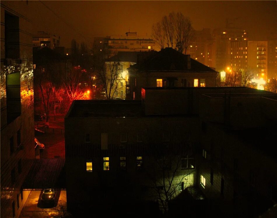 Вечерний дом 11.03 2024. Ночной вид из окна. Ночной вид на двор. Вид на улицу из окна yjxm. Вид из окна больницы ночью.