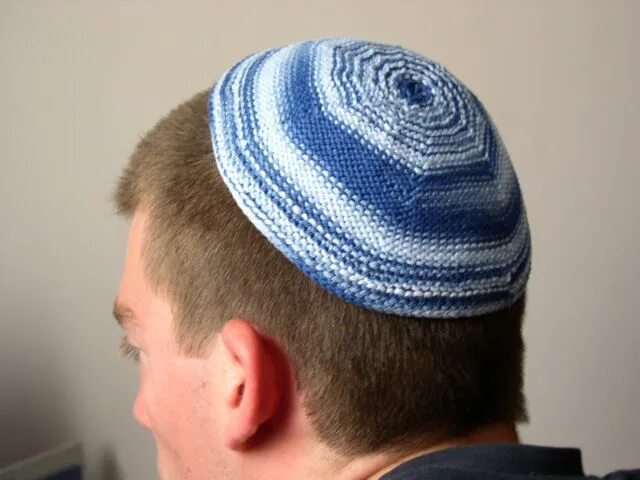 Ермолка тюбетейка. Кипа ермолка. Еврейская ермолка. Еврейская шапка ермолка.