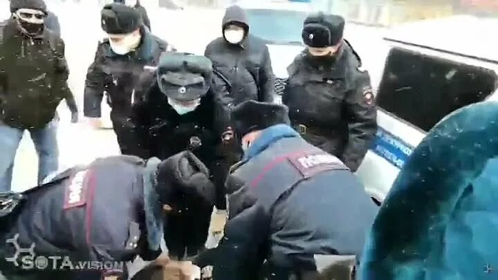 Поймали террористов на уралмаше. Задержание полицейских в Воронеже. Жесткая задержание бандитов 1994. Жесткое задержание зима.