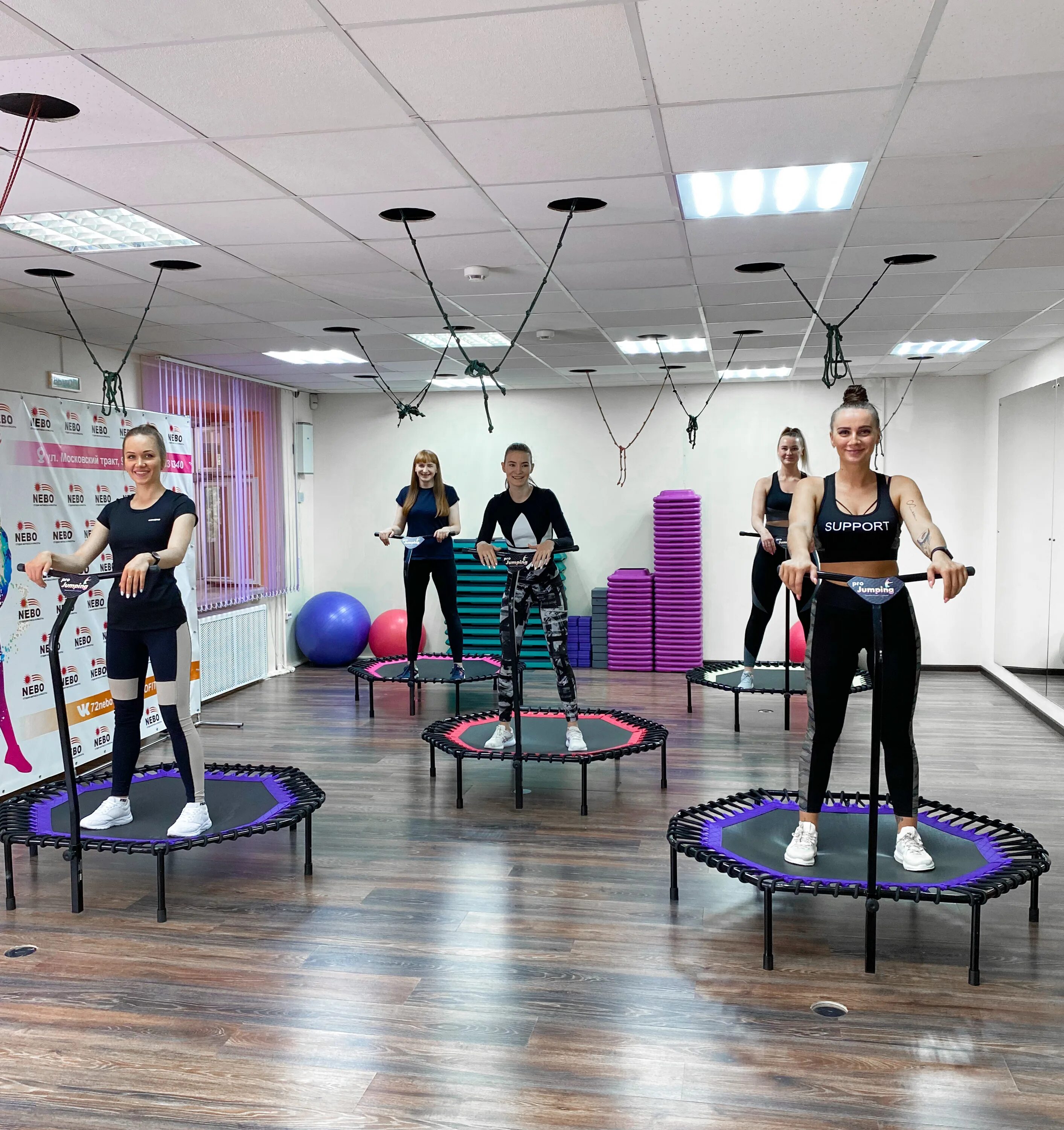 батутный фитнес. батут для джампинга. джампинг студия new style. неопарк тюмень развлекательный центр для детей. джампинг тюмень.