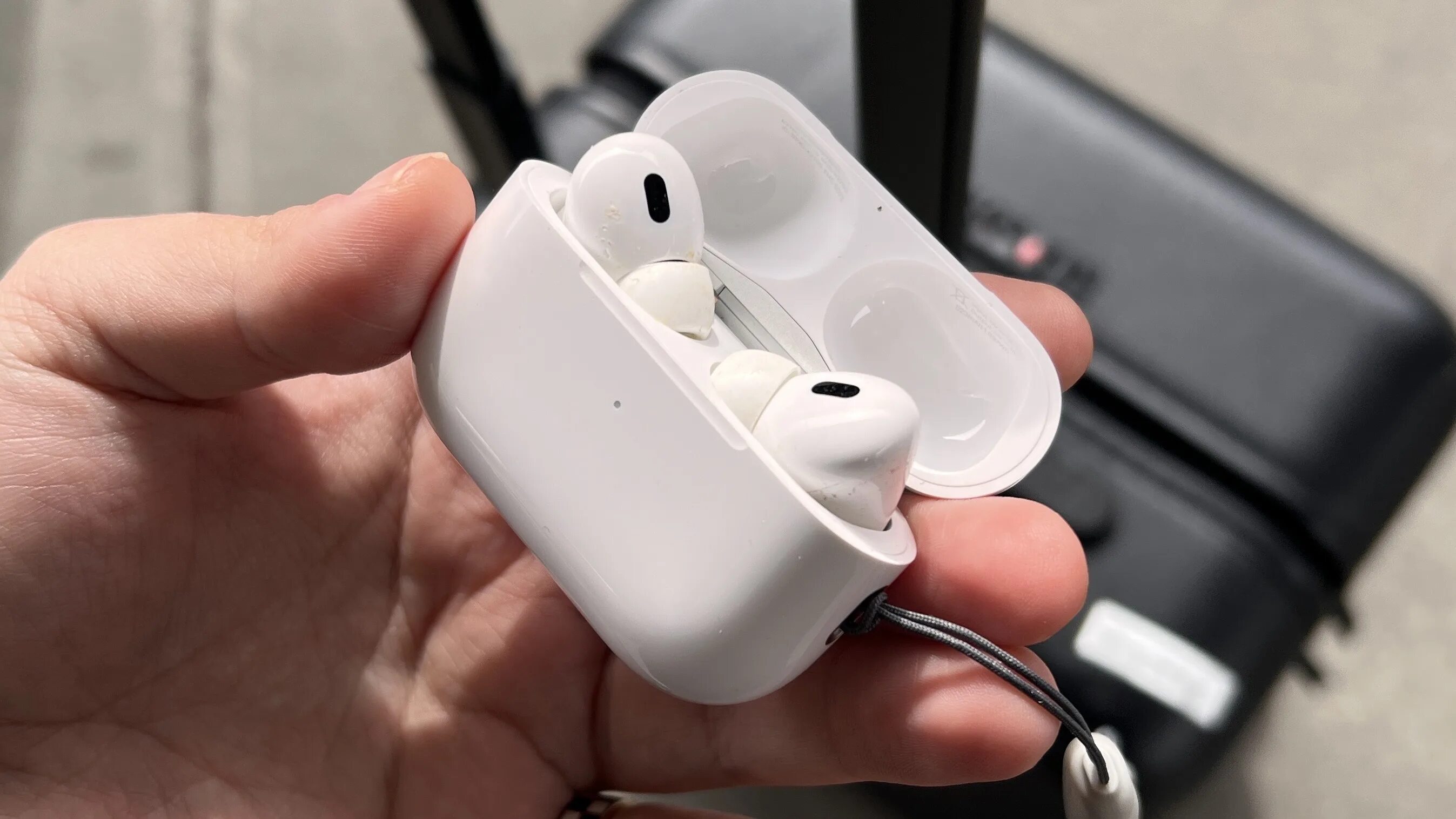 Airpods 3 лучше. AIRPODS Pro 2. AIRPODS 3. AIRPODS Pro 3. Apple AIRPODS Pro 2 бежевые.