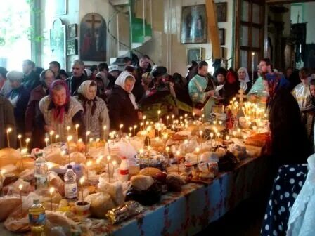 Поминальный стол на родительскую субботу. Поминальный стол в церкви. Поминальный храм. Родительская суббота в храме. Еда в церкви.