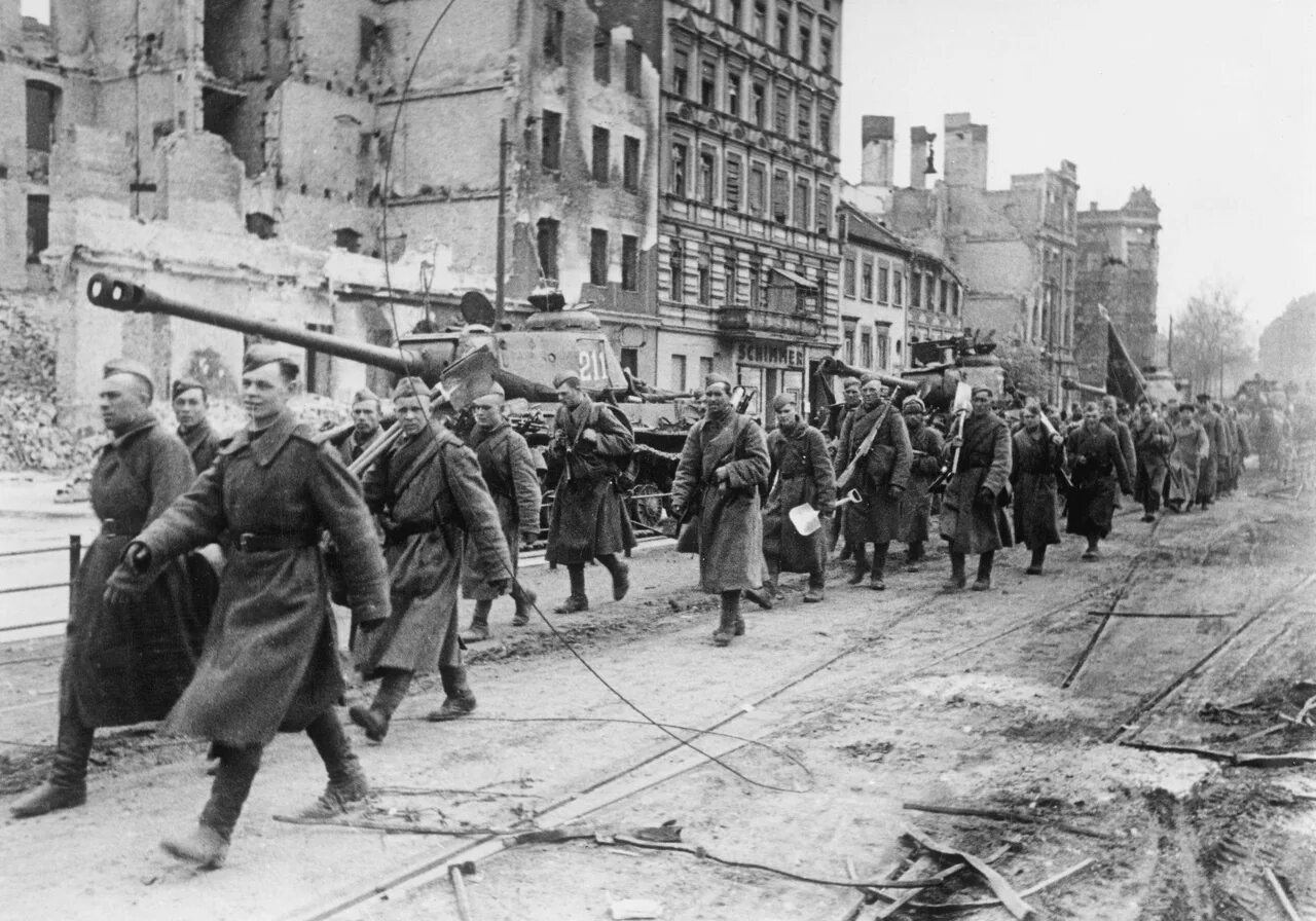 Военные фотографии победа. Берлин ВОВ 1945. Берлин, май 1945. Немецкая армия Берлин апрель 1945.