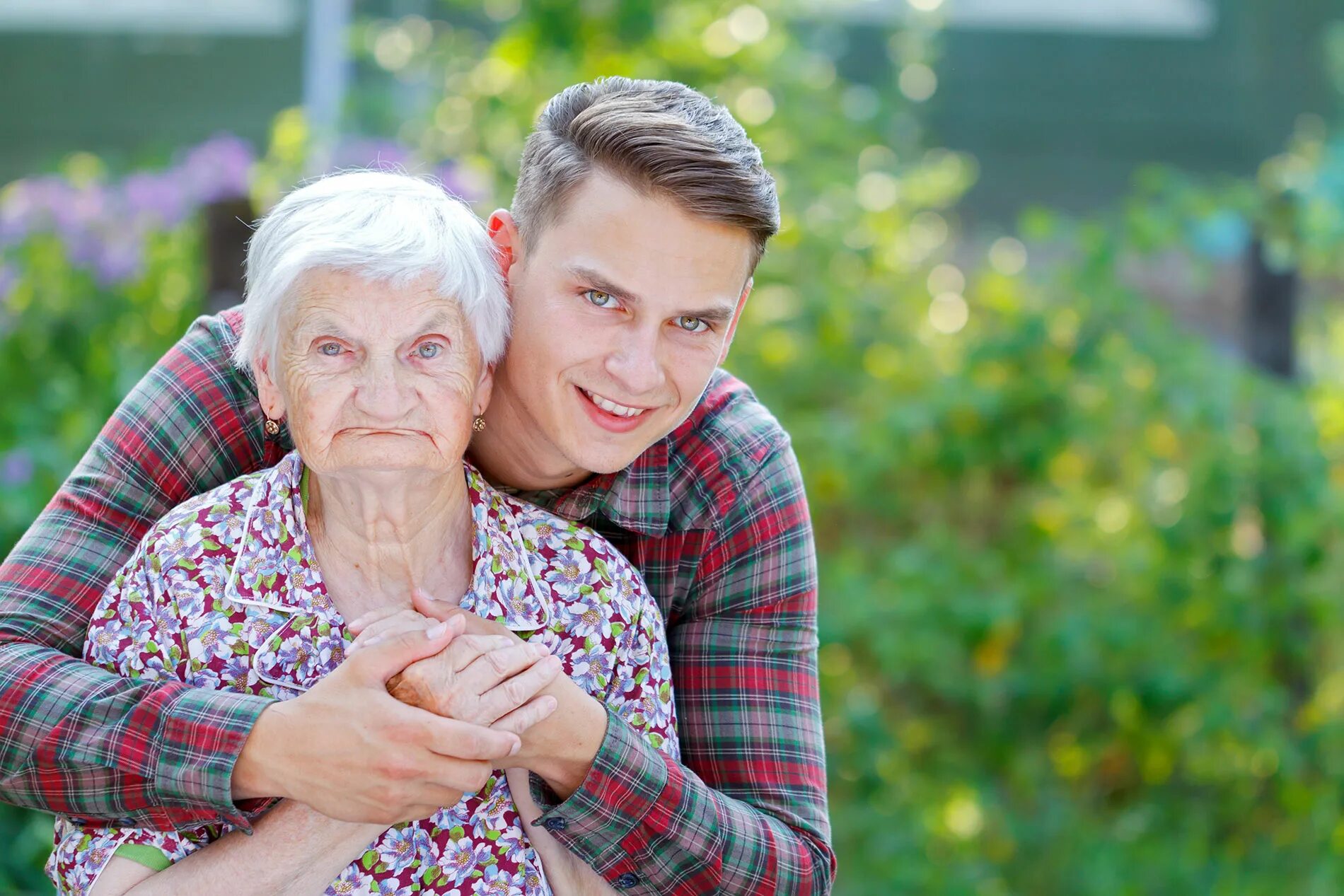 Бабушка обнимает. Объятия пожилых. Бабушка и внук. Пожилые родители и взрослые дети.