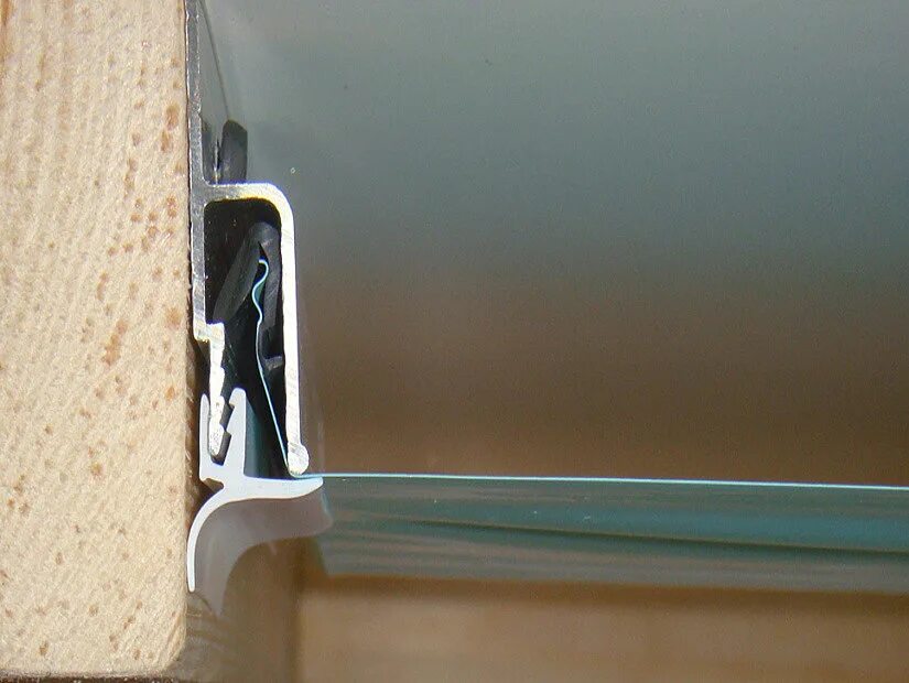 Профиль гарпун для натяжных потолков. Гарпунный профиль для натяжных потолков. Алюминиевый профиль для натяжных потолков гарпун. Профиль стеновой алюминиевый гарпунный система.