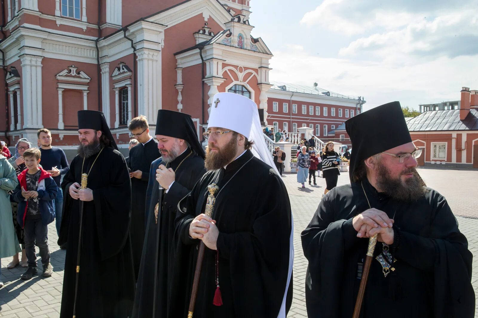 Святые саратовской области. Храм в Ульянка Ичалковский район. Священнослужители Троицкого собора Подольск. Дежурный священник в Троицком соборе Подольска.