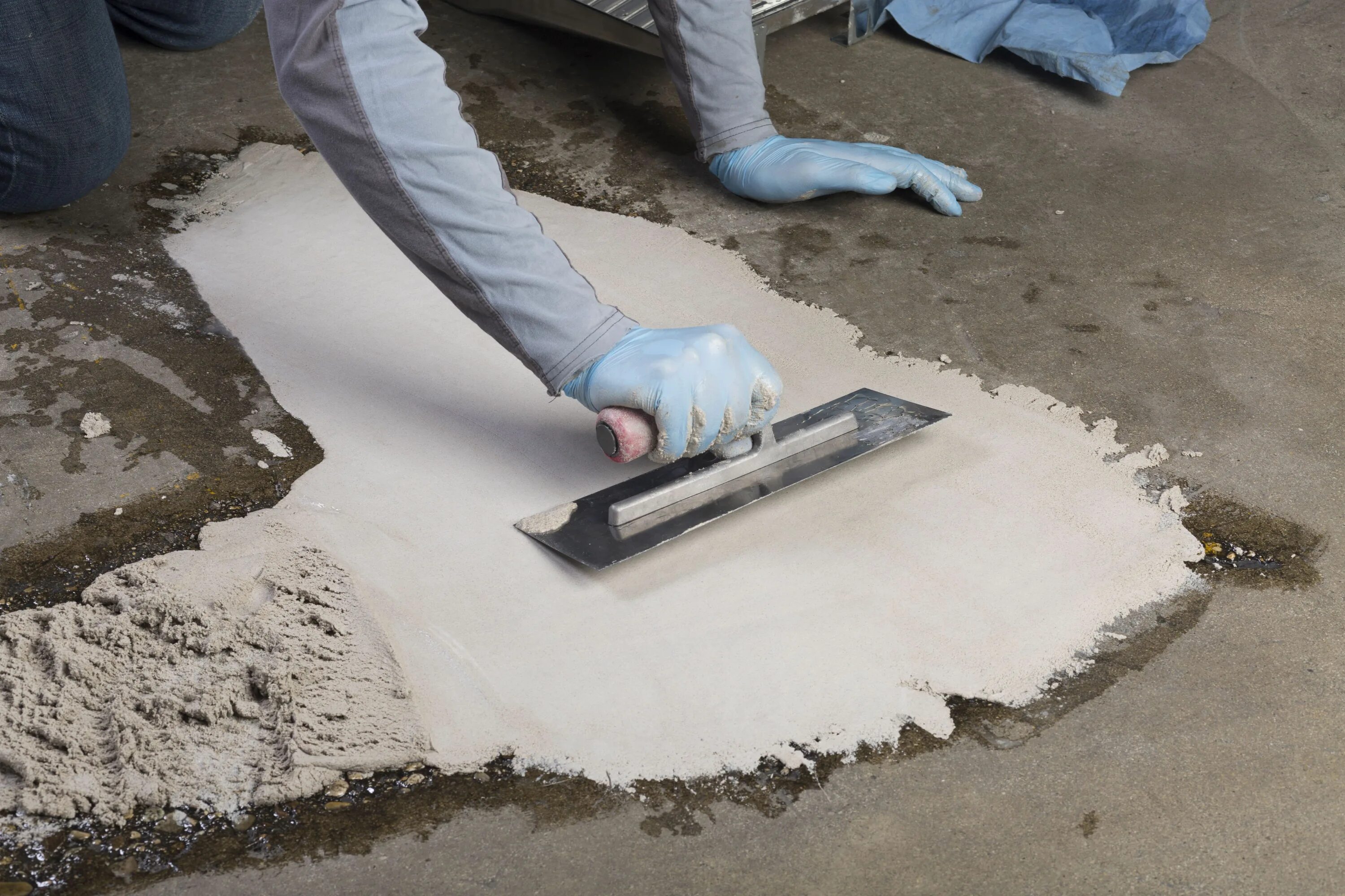 Бетонная затирка. Железнение бетонной поверхности. Смесь для железнения бетона. Технология железнения бетона поверхности. Ремонтный цемент для бетона.