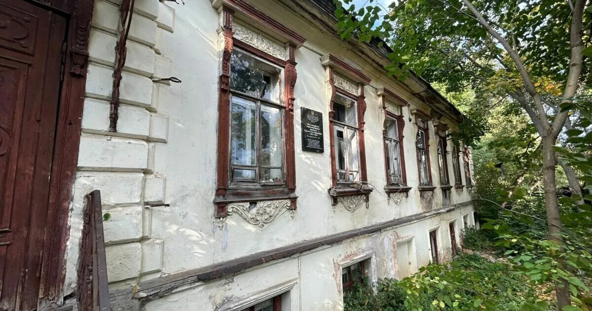 Дом чарушина киров. Пятницкая 15 киров. аварийного жилья расселили. интерьер дома чарушина в кирове.