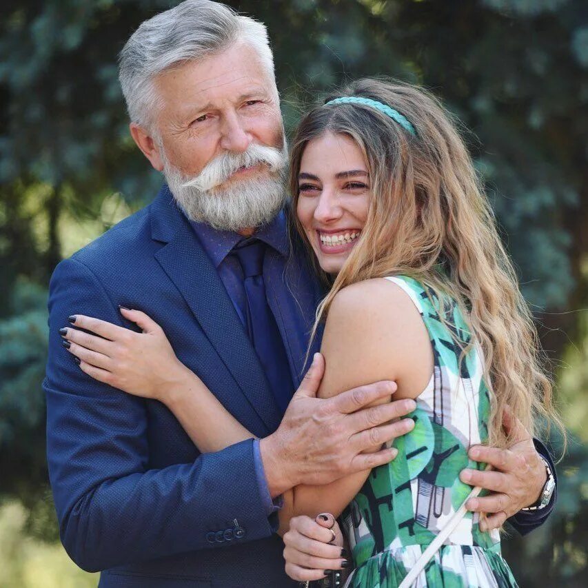 Папик постер. Семейные комедии 2022. Хью хефнер возраст. Sugar daddy фото. Папики 10.