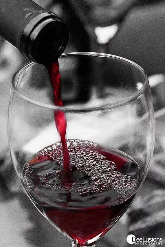 Вины время. Бокал для красного сухого вина. Красное сухое вино в бокале. Пить вино. Вино макро.