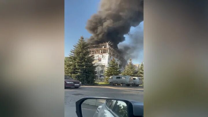Луганск 2023. Горит завод. Поселок юбилейный луганск. Луганск заводы. Луганск куда прилетело.
