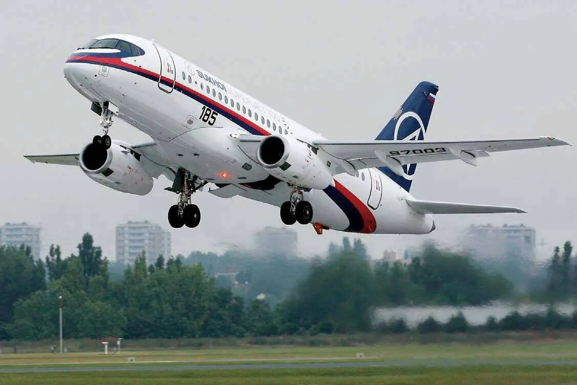 Гражданская авиация российская федерация. Sukhoi Superjet 100. Самолёт пассажирский Суперджет 100. Superjet i il 96. Мантуров Суперджет.