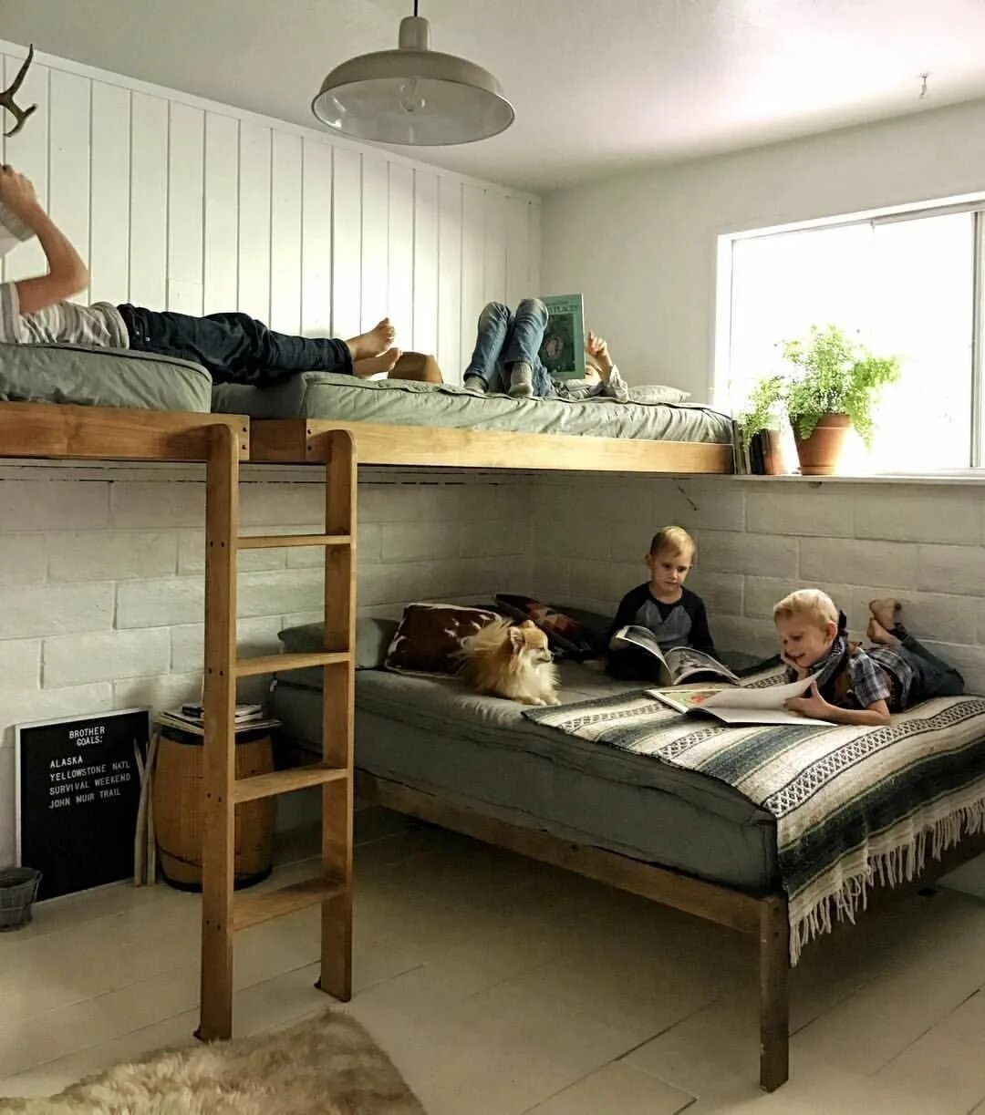 Кровать для четверых детей. Кровать для троих. Комната для троих детей. Спальня для четверых детей.