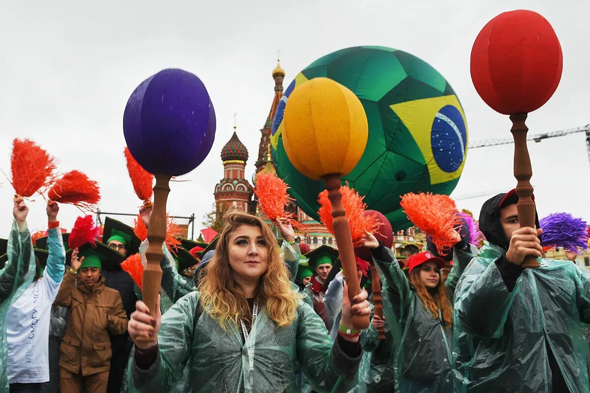 Год всемирного фестиваля молодежи в москве. Шествие карнавал Москва. Международный фестиваль молодежи. Фестиваль молодежи в Москве. Фестиваль молодёжи и студентов в Москве.