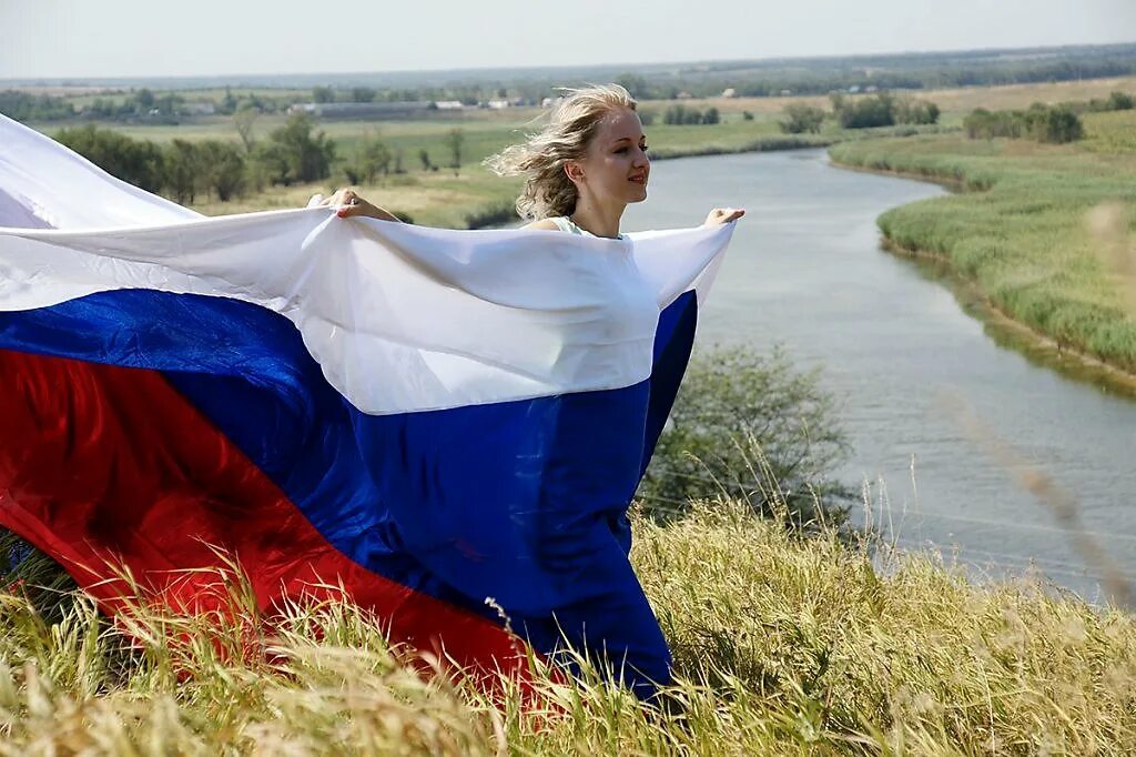 Пою тебе моя земля. Россия любовь к родине. С днём России 12 июня. Фотосессия с флагом России. Красивый российский флаг.