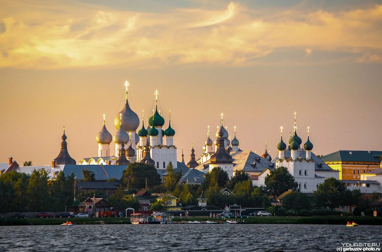 Фотографии городов золотого кольца россии. Город Ростов Великий озеро Неро. Ростовский Кремль с озера Неро. Золотое кольцо Ростов Великий озеро Неро. Вид на Ростовский Кремль с озера Неро.