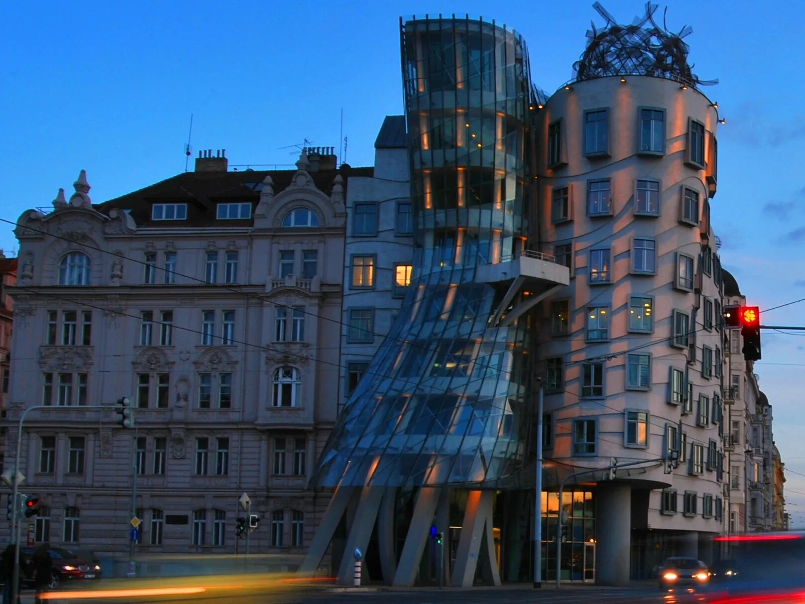 Танцующий дом в Праге. Танцующее здание Прага Чехия. Прага достопримечательности Танцующий дом. Танцующий дом Фрэнк Гери.
