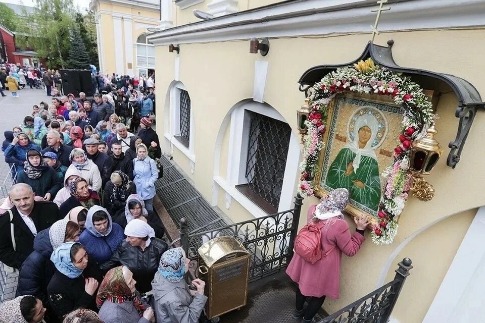 Святая матрона московская покровский монастырь. Матрона Московская Покровский монастырь. Икона блаженной Матроны Московской в Покровском монастыре. Монастырь св. блж. Матроны - Покровский монастырь -. Очередь в храм Матроны Московской.