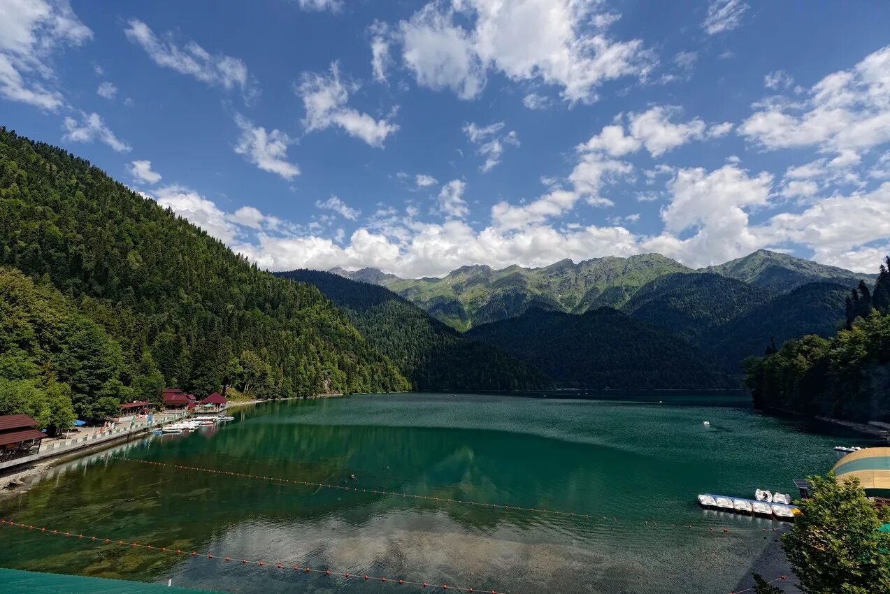 Новый афон рица. Озеро Рица Абхазия. Озеро Рица Гудаута. Дача Сталина в Абхазии на озере Рица. Озеро Рица набережная.