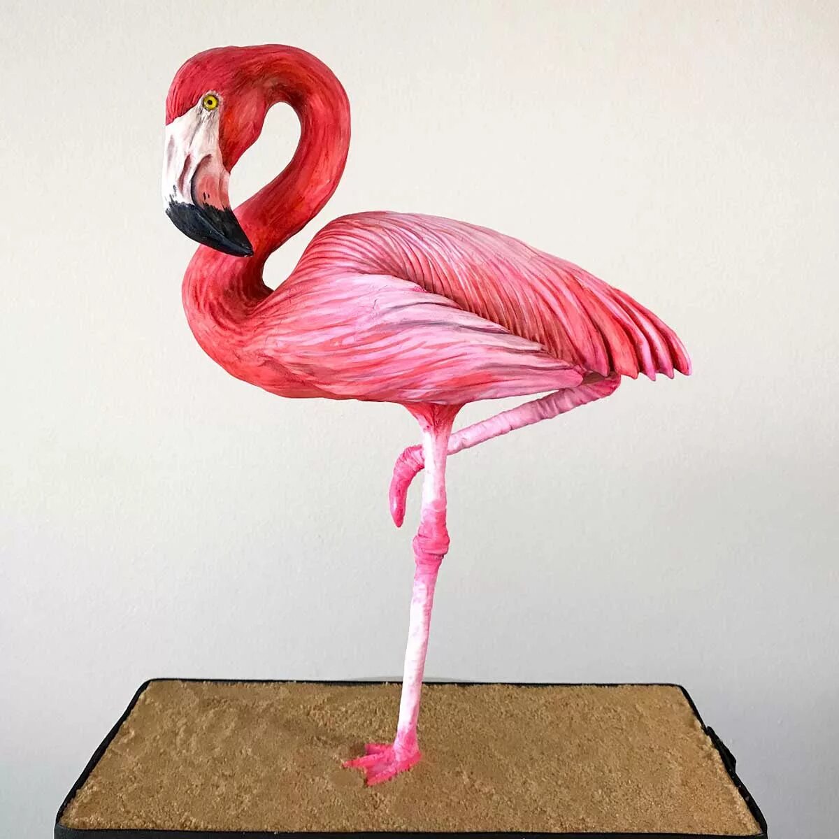 Фламинго изолон. Мастер класс фламинго. Брошь птица из ткани. Розовый фламинго из изолона. Лепка фламинго.