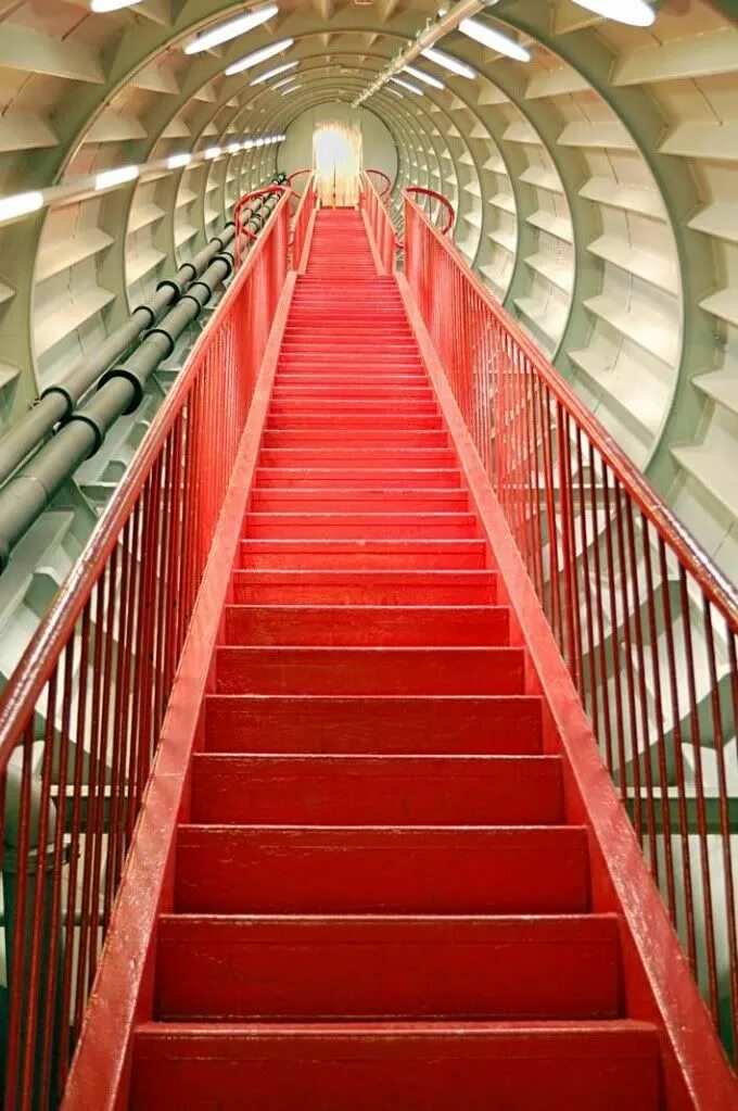 Красные ступеньки. Красная лестница. Парадная лестница. Лестница с красными ступенями. Лестница красного цвета.