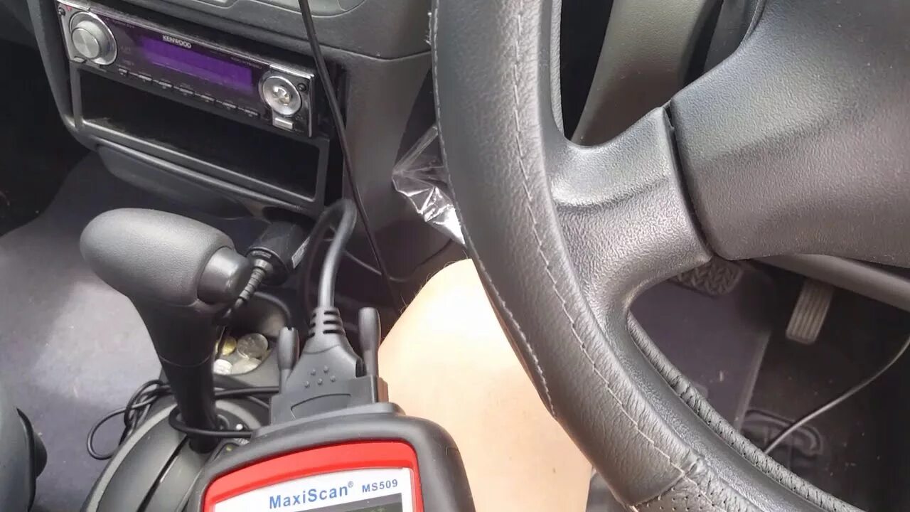 Toyota harrier 2001 obd2 разъем. Toyota vitz 2000 разъём диагностики. Разъем тойота витц. Obd тойота витц 2000. Разъем тойота витц.