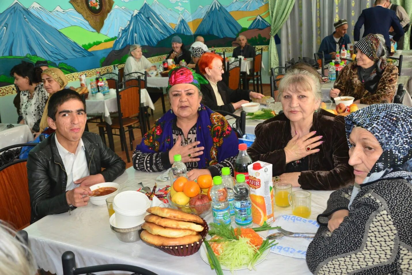 Прогноз таджикистан сегодня. Доме престарелых Таджикистан. Дома престарелых в Таджикистане. Праздник сада в Таджикистане. Турсунзаде Батош.