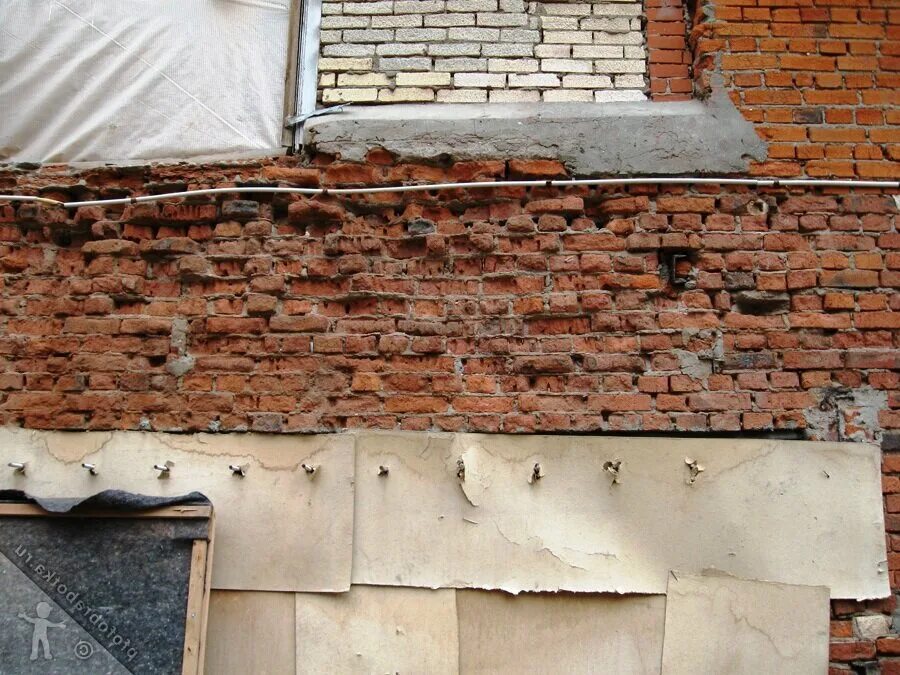 Реконструкция стен здания. Капремонт фасадов москва. Капремонт многоэтажек. Демонтаж кирпичной кладки. Штукатурка стен с наружы.