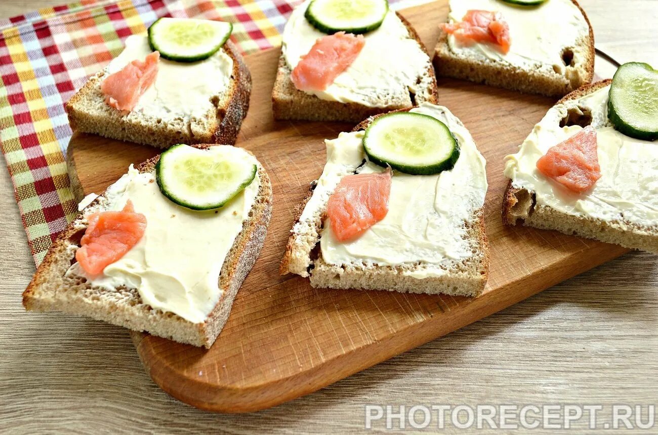 бутерброды с горбушей. бутерброд с горбушей соленой рецепт. бутерброды из горбуши соленой. бутерброды с форелью слабосоленой. бутерброд с горбушей соленой рецепт.