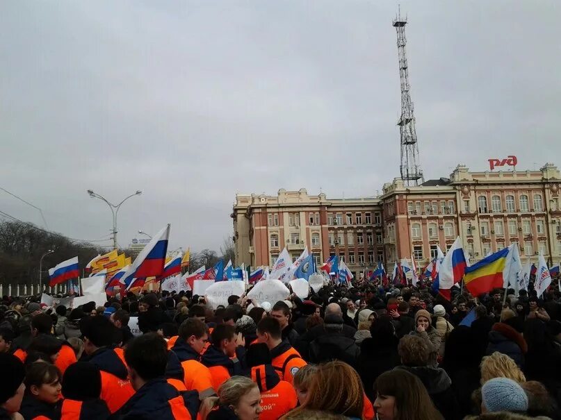 Митинг ростов сегодня. Митинги в Ростове на Дону. Митинг в Ростове. Митинг Крым наш Ростов-на-Дону. Митинг в Ростове на Дону сегодня.