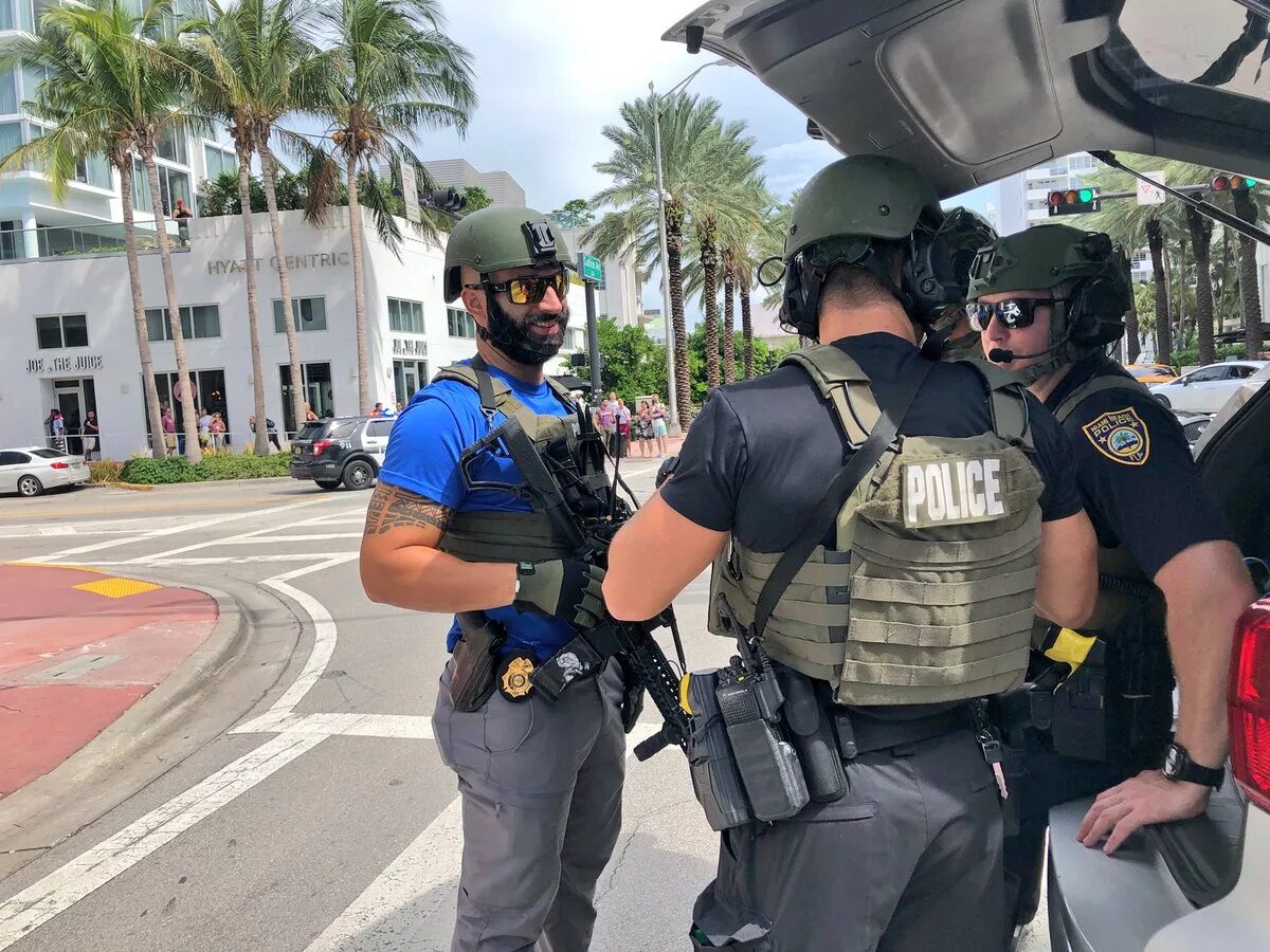 Swat kuwait. Полицейский Департамент Майами. Полиция Майами Бич. Спецназ Майами SWAT. Полиция Майами США.