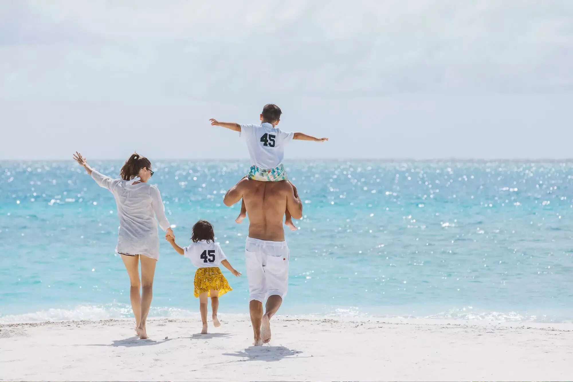 Фотография семейный отдых. Семья на море. Счастливая семья на море. Счастливая семья на пляже. Счастливая семья на отдыхе.