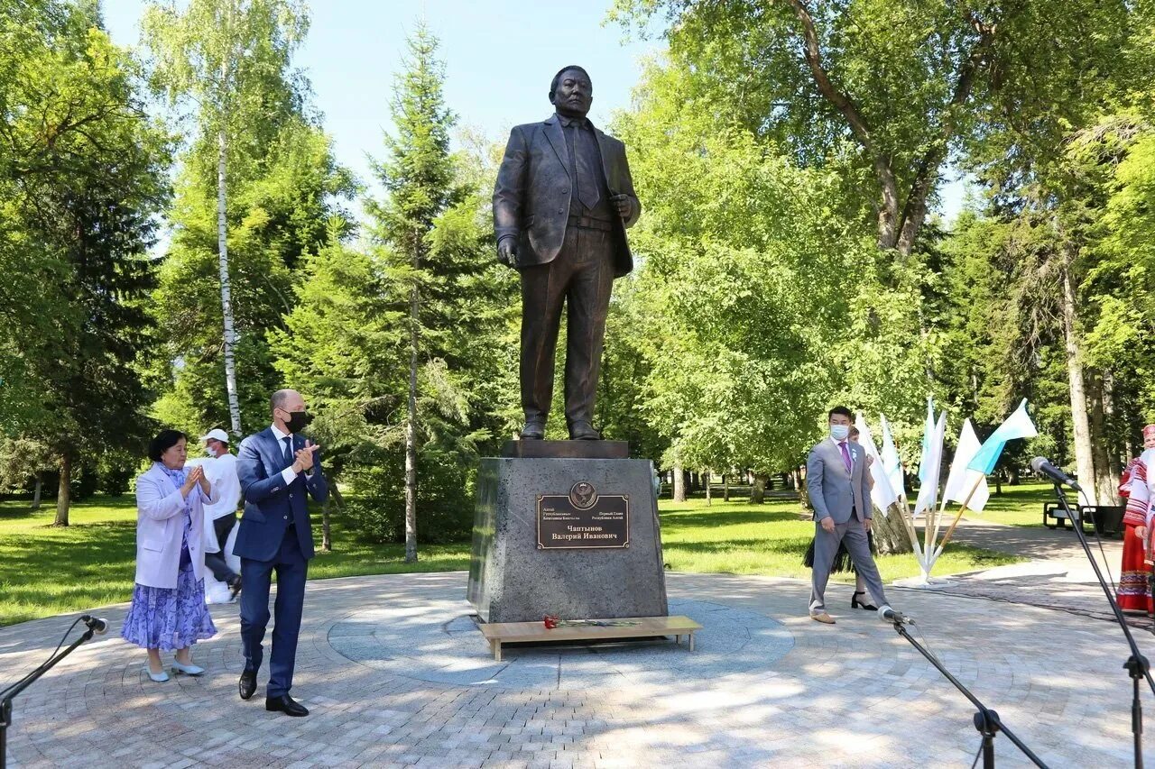 Памятник первому и девятому. Памятник Чаптынова в Горно Алтайске. Памятник Валерию Чаптынову открыли в Горно-Алтайске. В И Чаптынов первый глава Республики Алтай.