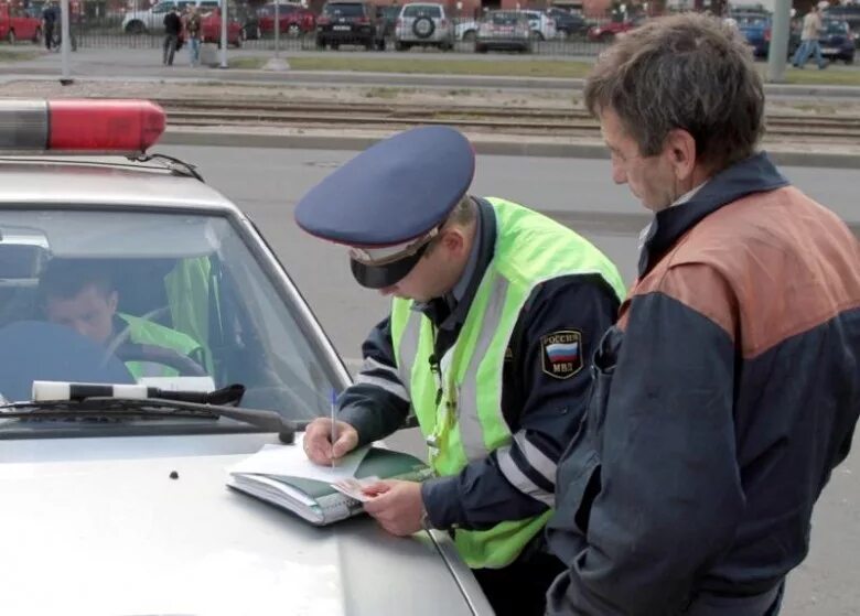 Нарушители дорожного движения. Сотрудник гаи. Георгий ерохин блоггер. Полицейский на дороге. Нарушение правил дорожного движения объект.