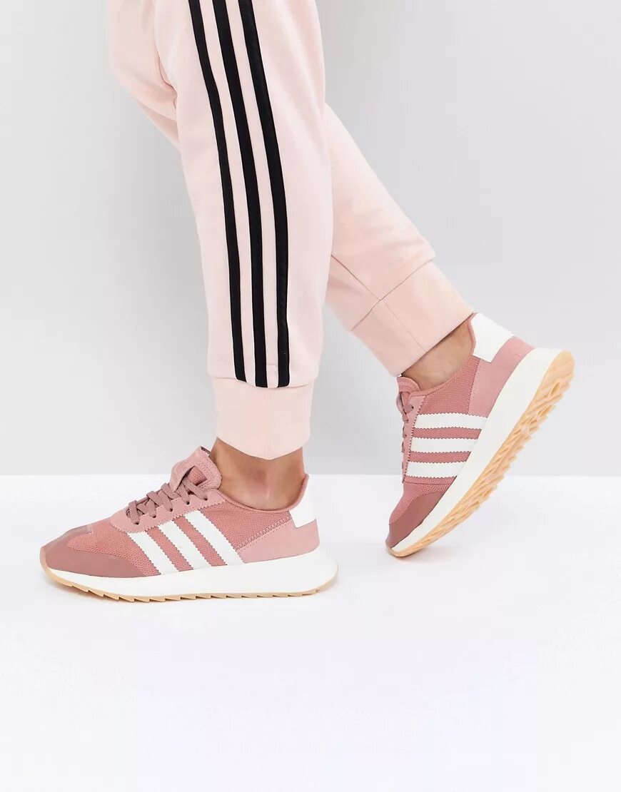 Кроссовки 3 полоски. Adidas Run 80s женские. Кроссовки адидас женские три полоски. Адидас Ориджиналс. Кроссовки женские адидас Run.