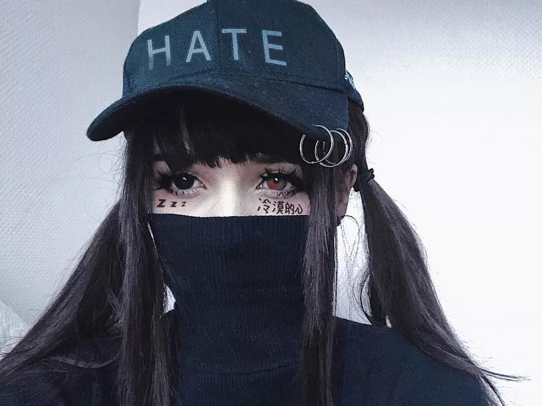 Hate girls. Девочка гранж в маске. Что такое хейт у девушки. Hate девушка. Hate aesthetic.