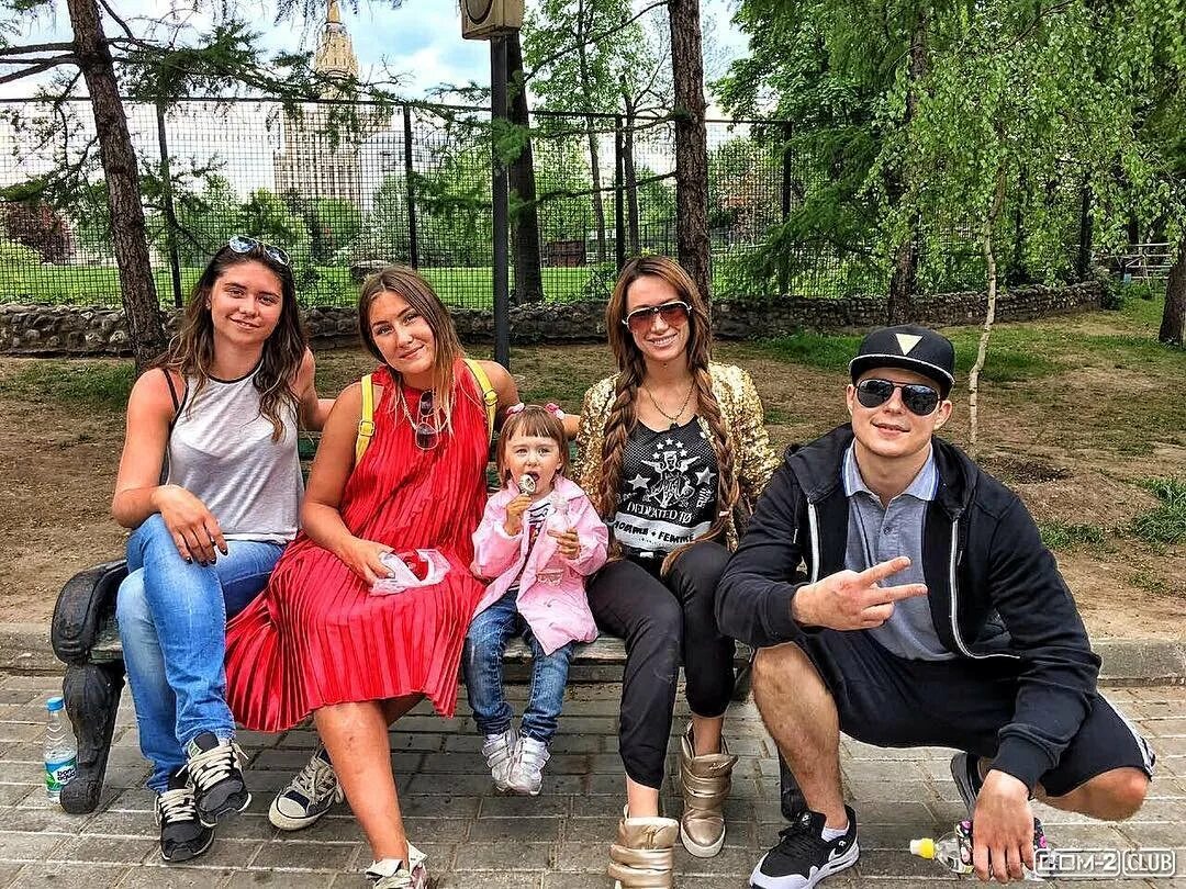 Дом 2 жизнь после проекта участников. Русско турецкие семьи. Лучший друг сахнова на доме два. Экс участники проекта дом 2. Как живут после проекта участник.