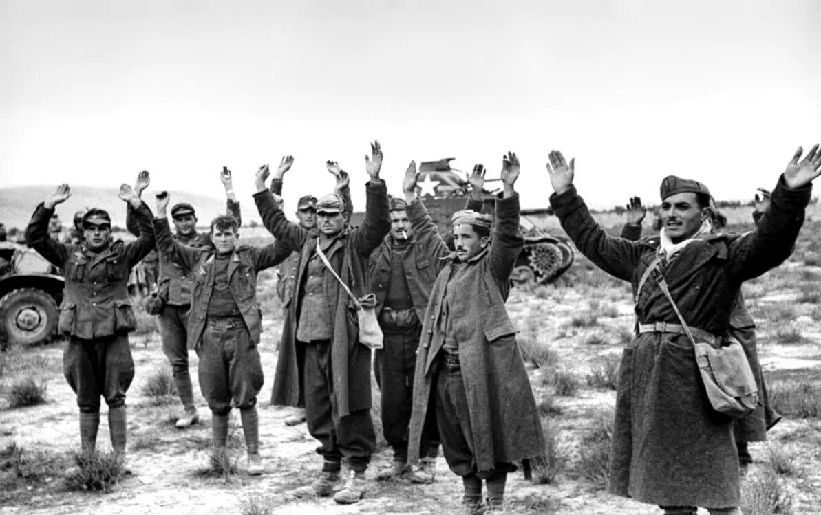 Лагерь военнопленных цайтхайн. Плен 285. Плен 285. 1942 пленные венгерские солдаты. Под конвоем.