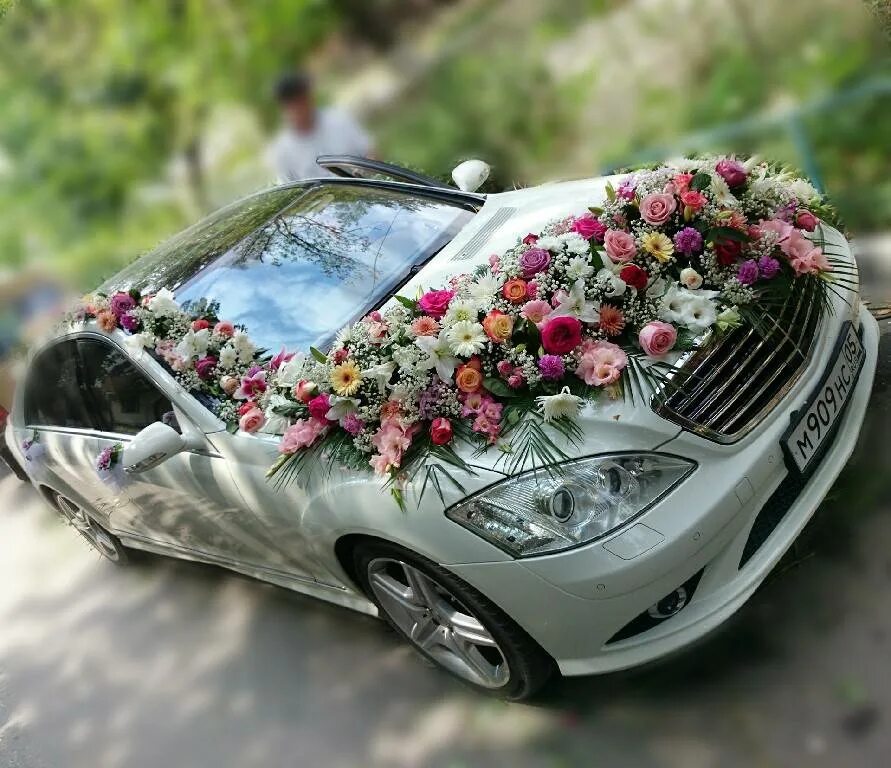 Украсим авто. Свадебные украшения на машину. Украсить машину на свадьбу. Украшение машины цветами. Машина с цветами.