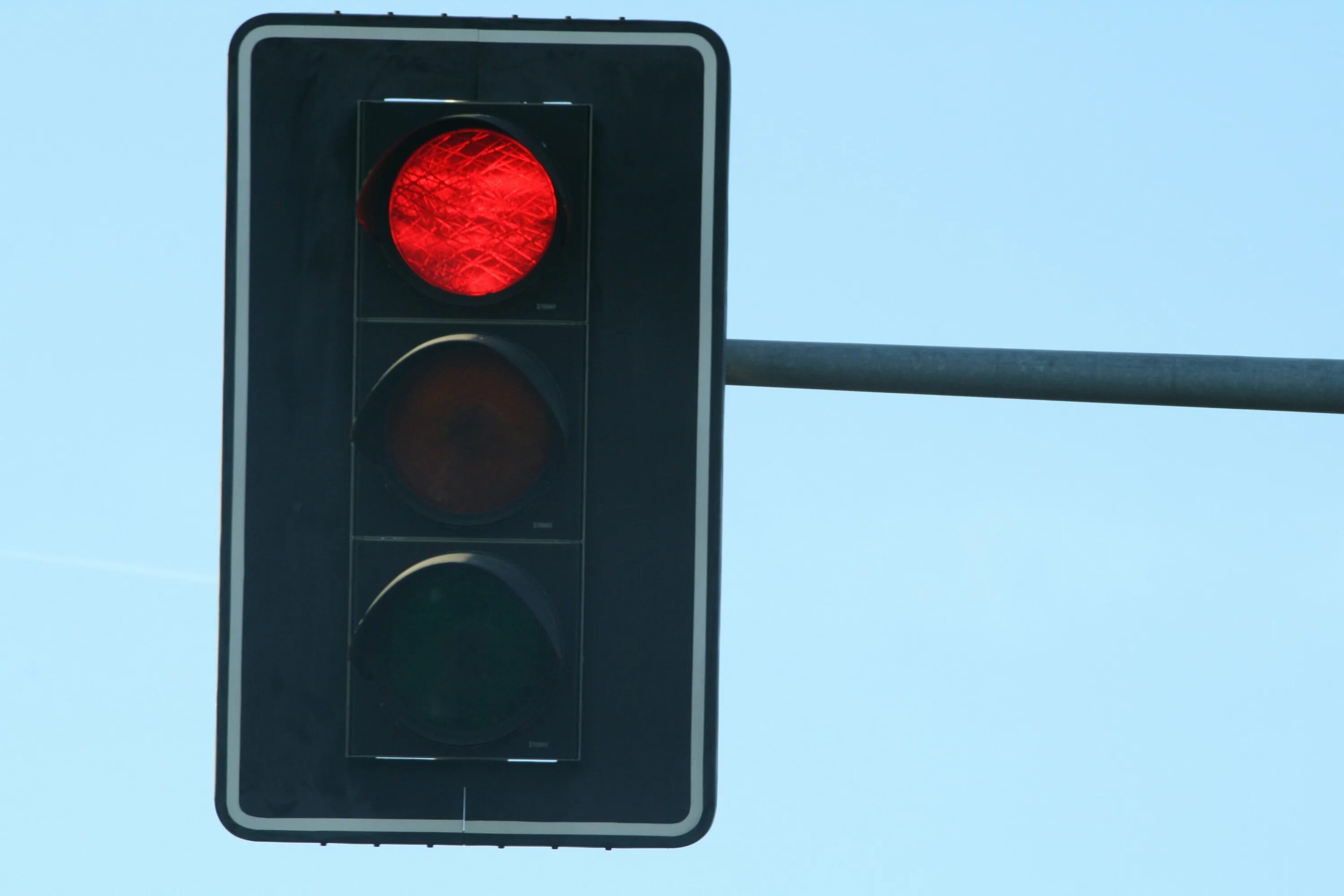 Сколько штраф за красный светофор. Красный светофор. Красный сигнал светофора. Красный цвет светофора. Запрещающий сигнал светофора.