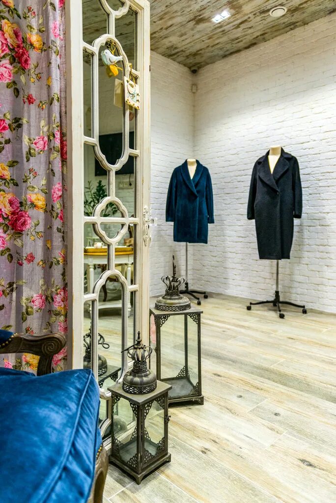 мастерские дизайнеров одежды. комната дизайнера одежды. современная швейная мастерская. ателье по пошиву одежды. интерьер ателье по пошиву одежды.