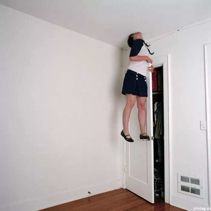 Оказаться повесить. Человек карабкается на стену. Человек уперся в потолок. Прикольный потолок. Девушка упирается в потолок.